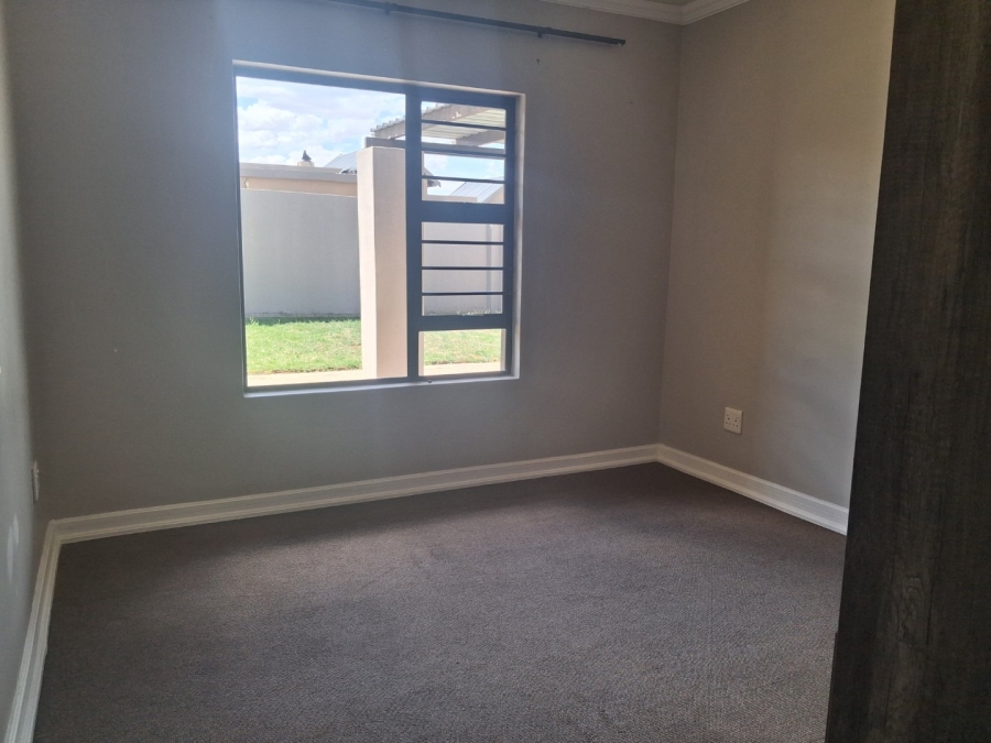To Let 3 Bedroom Property for Rent in Hillside Free State